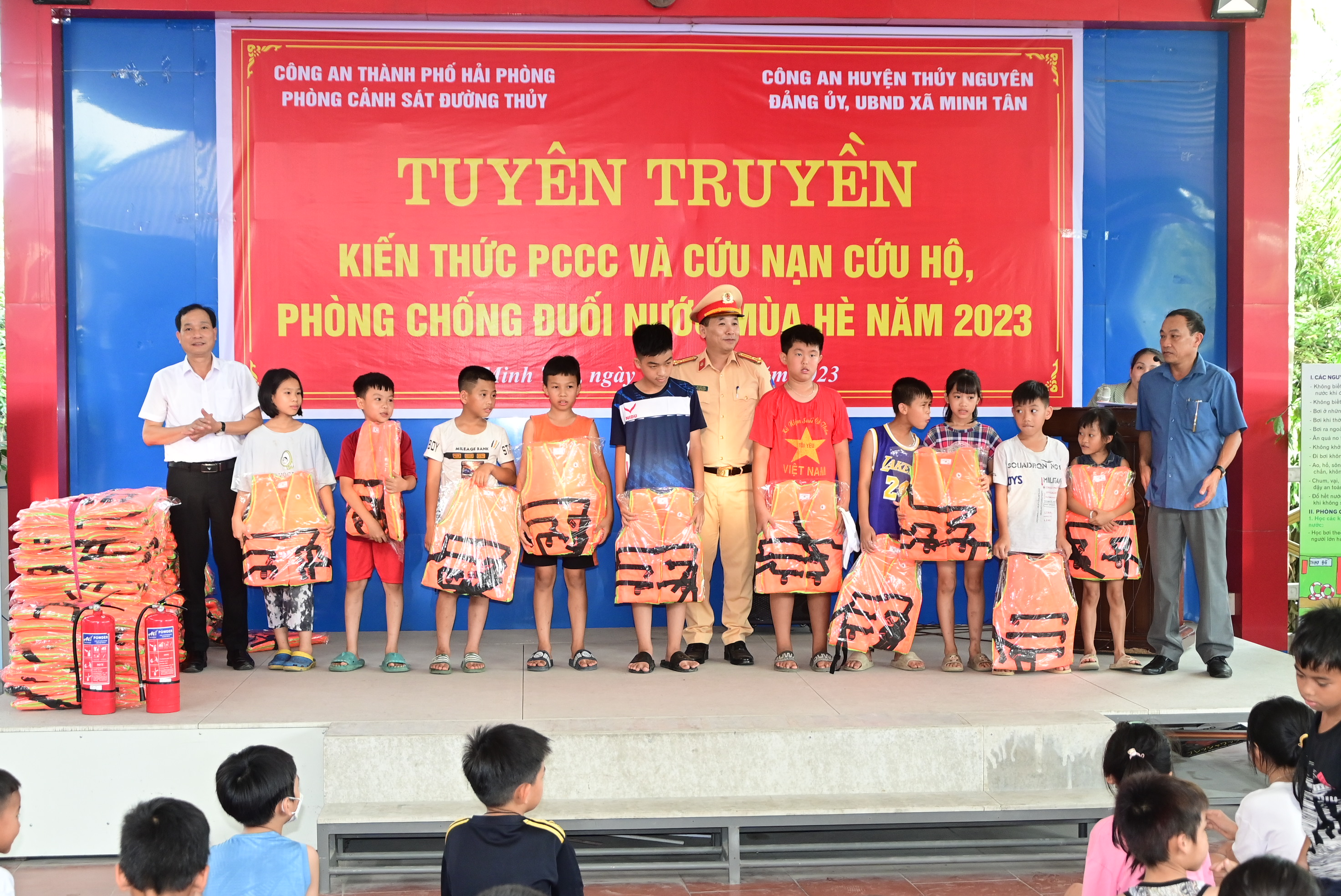 Phòng Cảnh sát Đường thủy: Trao 100 áo phao, tập huấn bơi và PCCC cho học sinh xã Minh Tân (huyện Thủy Nguyên)